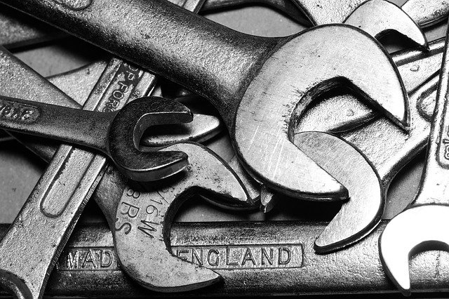 detalle de llaves inglesas de RB Motos, para hacer reparación de motos y servicio oficial piaggio Barcelona